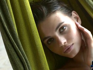 Enge MILF-Schlampe aus der Ukraine zieht sich nackt aus. Enge