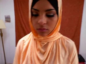 Heiße Braut Amira macht sich bereit, von einem geilen Araber gefickt