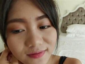 Niedliche thailändische Amateurin hat ihre enge Muschi vollgestopft
