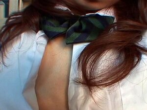 Lieve brunette Aziatische babe wrijft over haar natte kutje