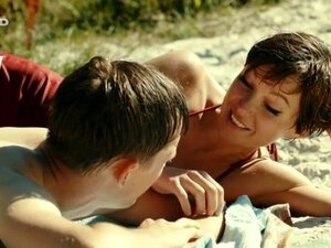 Julia Koschitz nackt - Schweigeminute 2016. ulia Koschitz sitzt mit