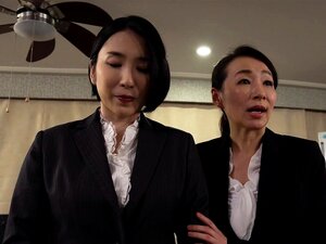 Sexy schlanke japanische Ehefrau unterwirft sich einem harten Fick