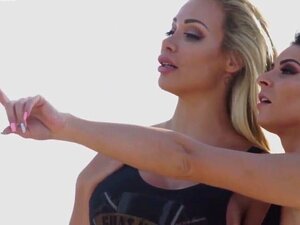 Inna Sirina und Chessie Kay lecken sich küssend
