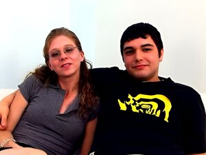 Verlierer Cuckold Freund schaut zu, wie seine rothaarige Nerd-Freundin