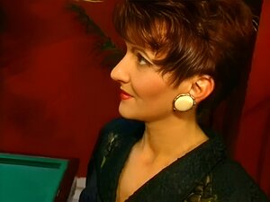 Zavodljiva zrela mačka oslobođena strasti s vatrenom crvenom kosom i