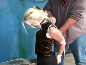 wie dieser Lady-Boy Floozy befestigt werden will,