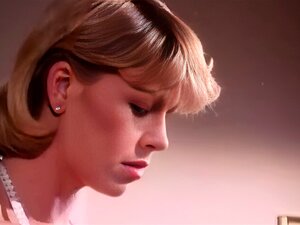 Blond servitris knullar hårt i vintageporr. Sexig blond servitris