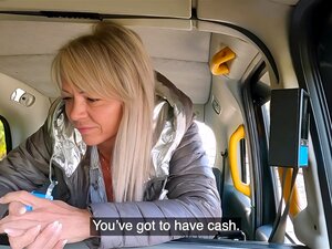 Blonde alte Dame des gefälschten Taxis, die einen Taxifahrer hart und