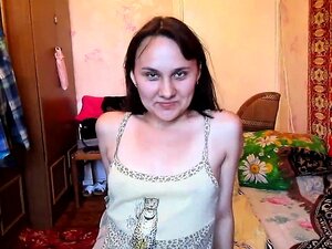 Hässliche Brünette posiert und greift nach unten, um ihre hungrige