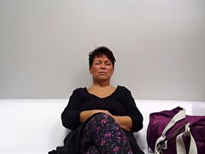 Söt Brunett Mormor Libuse med en Rumpa