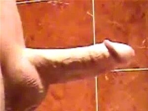 Dođite da vidite kako ovaj muškarac sa velikim penisom zadovoljava