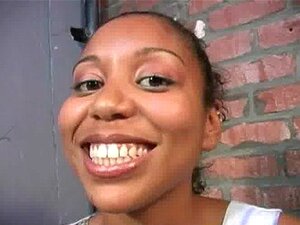 GAROTAS NEGRAS CHUPANDO SEU PRIMEIRO PAU BRANCO ANONIMAMENTE 2