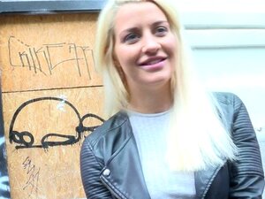 Kurvige Eurobabe wird in der Öffentlichkeit von einem Fremden