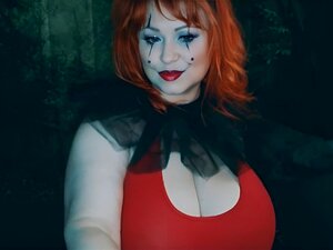 Heißer Clown mit großen Titten