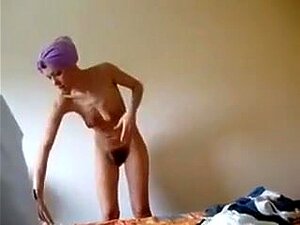Geiler Amateurfilm mit haarigen, kleinen Titten-Szenen,
