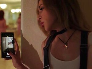 TS-Stiefmutter erwischt und fickt die Muschi ihrer perversen