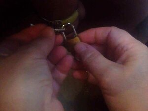 Frau sperrt mich in Keuschheit ein