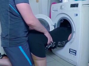 Stiefmutter wird durchgebohrt und bekommt Sperma in den Hals vom