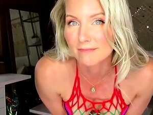 Blonde MILF mit großen Titten spielt cam-freien Porno