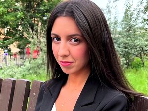 Een naïeve bankier kwam naar de casting en werd hard geneukt voor