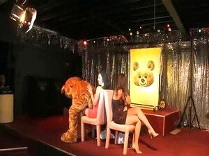 02 Partyhuren, die Stripper-Schwänze lutschen 243