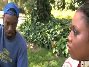 Hete ebony meid geneukt door verschillende witte kerels 22