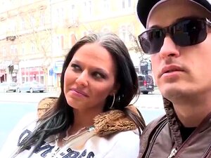 Die schöne Simony Diamond lutscht einen großen Schwanz, während sie