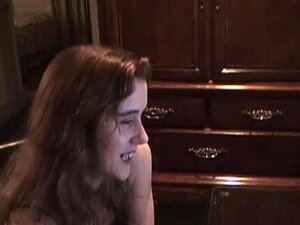 Amateur-nasse Ehefrau spritzt nach einem Upskirt-Sex-Interview