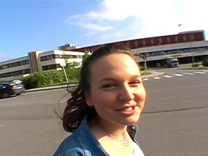 Heißer und wilder öffentlicher Blowjob. Heiße Arschbabe gibt ihrem