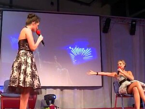 Два мушка стриптизета прљаво плешу на