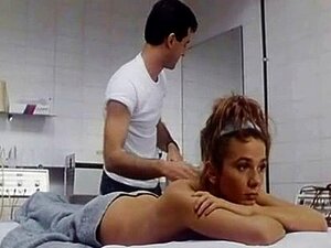 Pogledajte kako Victoria zavodi i očarava u ovom neodoljivom videu.