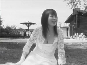 L'incroyable modèle japonais Nami Ogawa dans un clip médical