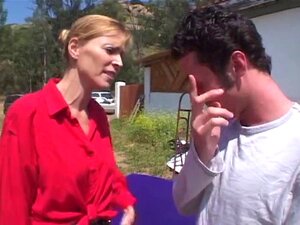 MILF fickt frischen Mechaniker auf einer Couch - Cireman