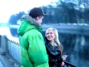 Latex jas is een teken - ze wil hard neuken!, hen een mooie blonde
