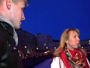 Ein romantischer Spaziergang auf den abendlichen Straßen der Stadt