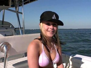 SpringBreakLife Video: Mädchen blitzen auf einem Boot