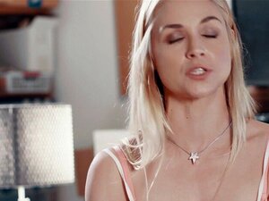 Isorintainen kaunis lesbo nuolee pillua. Isotissinen kaunis lesbo