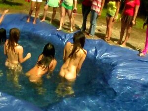 Echte nackte Süße treiben es. Echte nackte Schönheiten treiben es