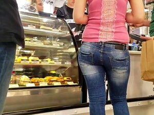 Schöner großer Arsch im Café