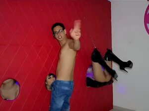Ich gehe in einen Swingerclub und betrete den Glory Hol Raum und