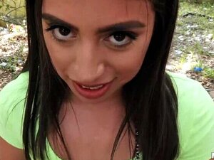 Verführerische Latina mit großen Titten, gepiercten Nippeln und