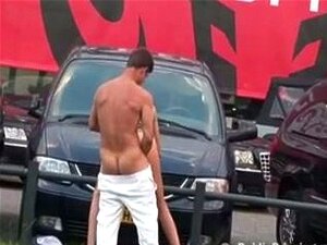 Öffentlicher Sex bei einem Autohaus
