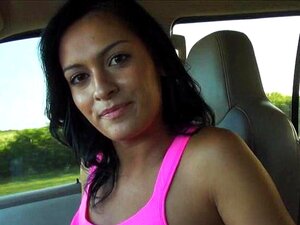 Latina-Süße Nadia Capri wird richtig gut an einem öffentlichen Ort