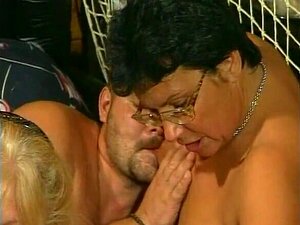 Deutsche alte Nanny wird hart von zwei fetten Omas gefickt