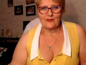 Oma bückt sich und öffnet