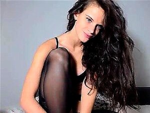 Sexy schlanke Schönheit in schwarzer Unterwäsche zeigt ihren