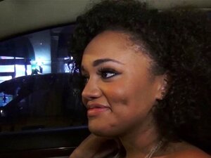 Ebony slet zuigt de chauffeurslul. Ebony sjokker zuigt de