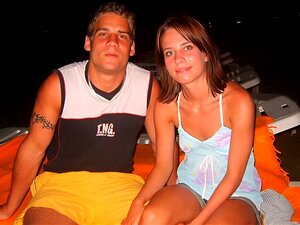 Nettes Amateurpaar mit Strandspaß