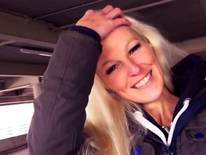 Deutsche dünne süße Schlampe beim öffentlichen Flirt in der Garage