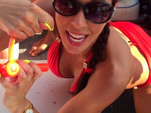 Rachel Starr schluckt Bierbong im Stil 2